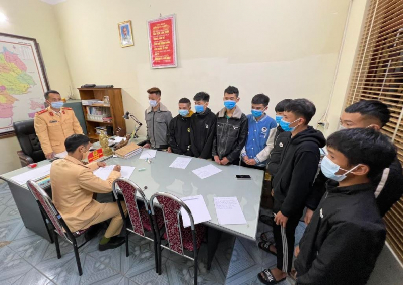 Xuyên đêm bắt nhóm “quái xế” -0