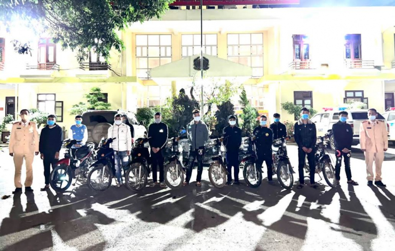 Xuyên đêm bắt nhóm “quái xế” -1