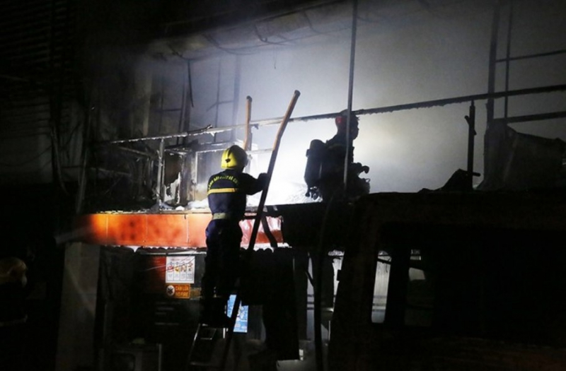 Thêm một kho đông lạnh rộng hàng ngàn mét vuông bốc cháy lúc rạng sáng -0