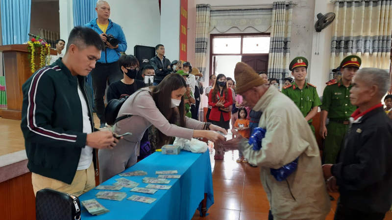 Ca sĩ Thủy Tiên trao quà từ thiện ở Quảng Trị như thế nào? -0