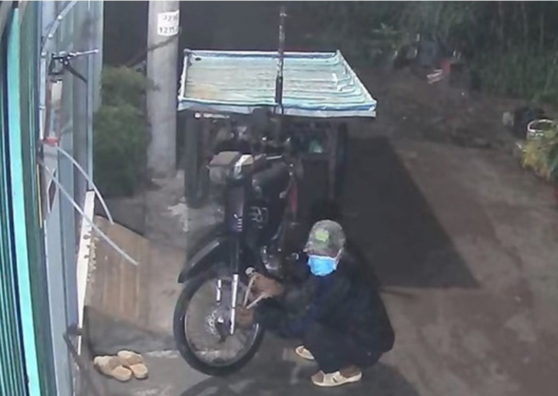 Tên trộm không tha chiếc xe lôi của người bán rau nghèo -0