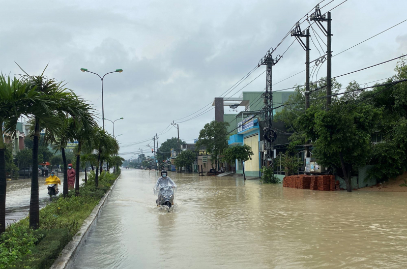 CSGT căng mình trong mưa lũ, đảm bảo an toàn cho người dân -0
