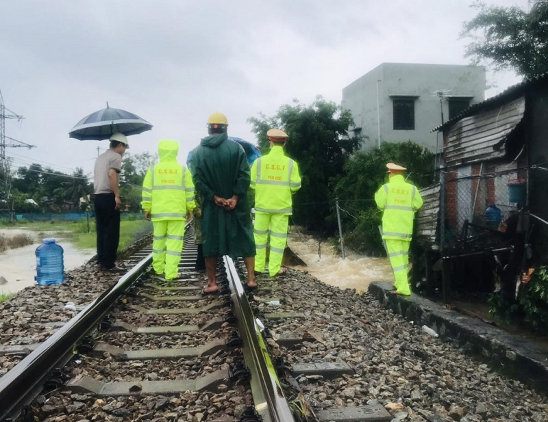 CSGT dầm mình trong mưa lũ, đảm bảo an toàn cho người dân -0