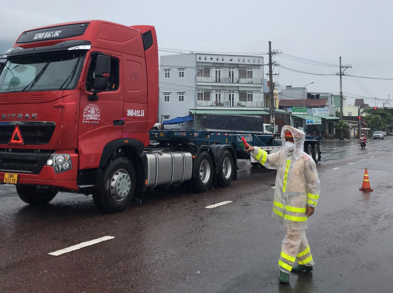 CSGT căng mình trong mưa lũ, đảm bảo an toàn cho người dân -0
