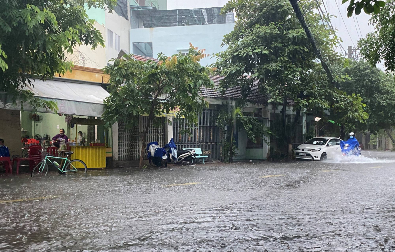 CSGT căng mình trong mưa lũ, đảm bảo an toàn cho người dân -0