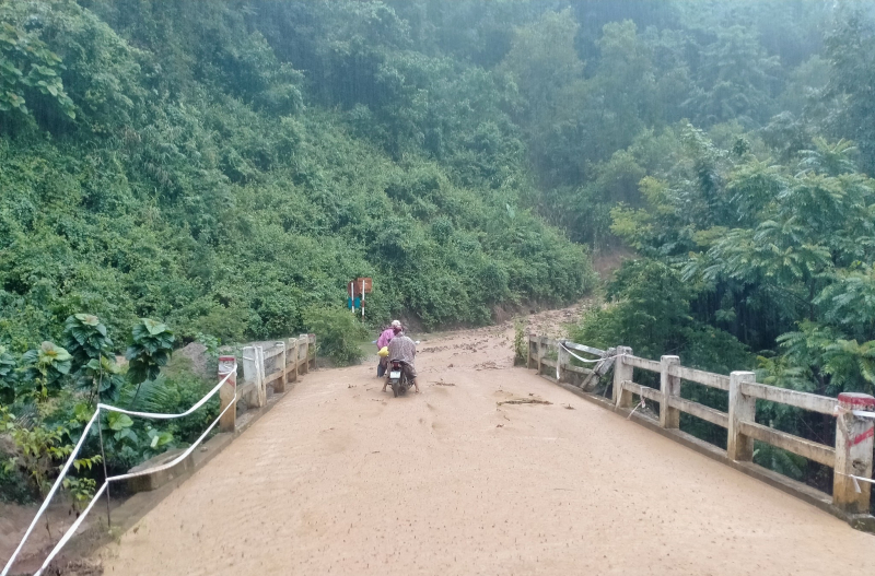 CSGT căng mình trong mưa lũ, đảm bảo an toàn cho người dân -0