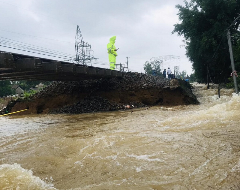 CSGT dầm mình trong mưa lũ, đảm bảo an toàn cho người dân -0