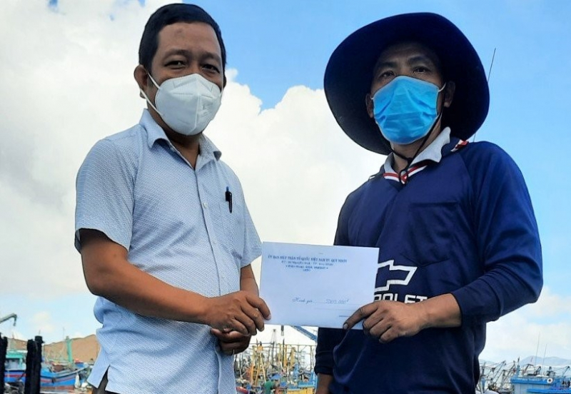 Hỗ trợ khẩn cấp chủ các tàu cá bị thiệt hại do “bà hỏa” khi đang neo đậu ở cảng cá Quy Nhơn -0