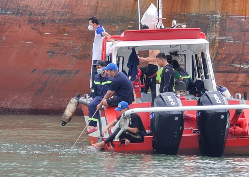 Đang triển khai tìm kiếm nạn nhân, lên phương án chống tràn dầu, trục vớt sà lan bị chìm -1