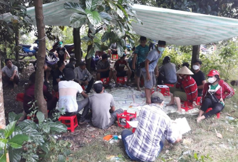 Tụ điểm lắc tài xỉu “200 triệu” trong vườn vắng -0