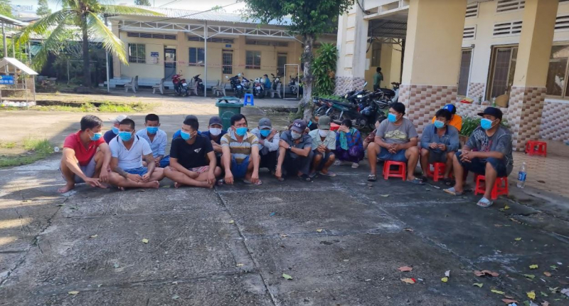 Tụ điểm lắc tài xỉu “200 triệu” trong vườn vắng -2