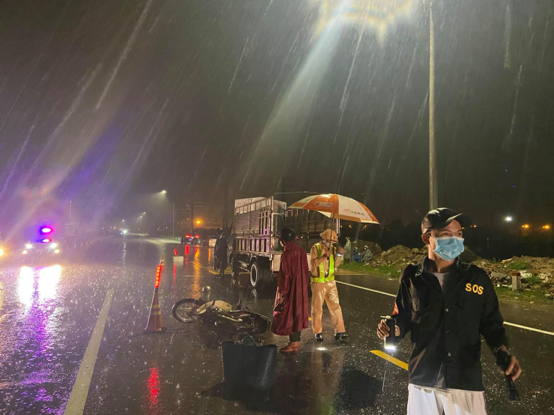 Va chạm với ô tô tải, vợ chồng già buôn bán thịt heo tử vong thương tâm -0