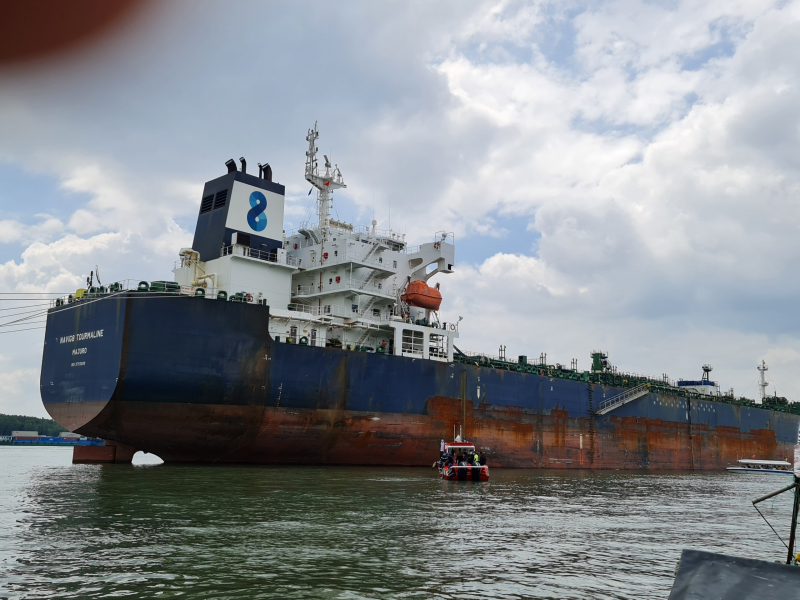 Đang triển khai tìm kiếm nạn nhân, lên phương án chống tràn dầu, trục vớt sà lan bị chìm -2