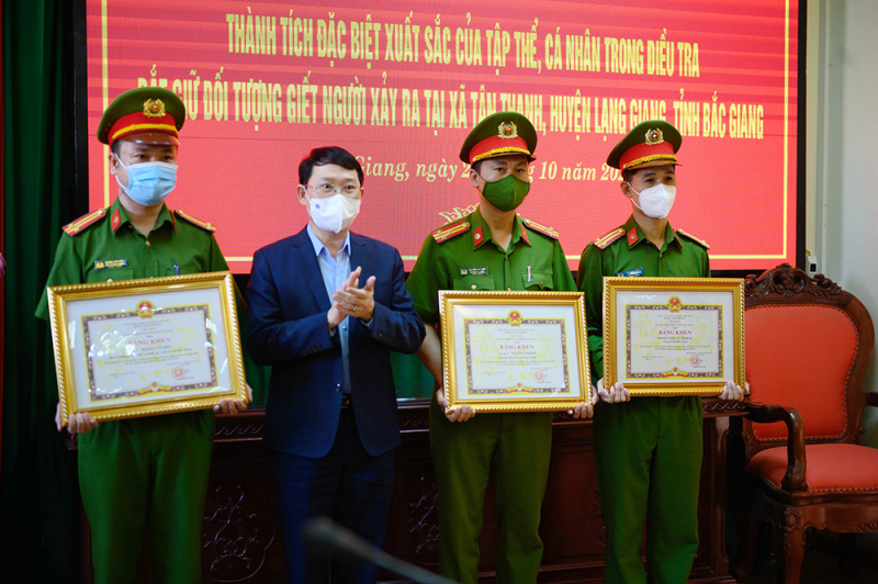 Khen thưởng các tập thể, cá nhân khám phá vụ án giết 2 người -0