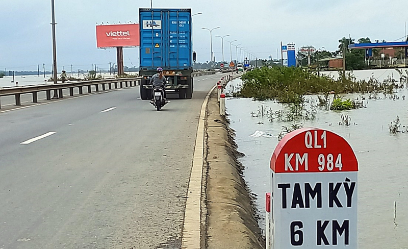 QL1A qua Quảng Nam thông tuyến, nhiều khu dân cư còn bị ngập sâu, chia cắt -0