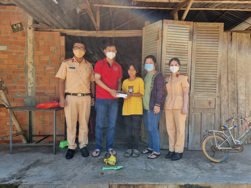 Bàn giao nhà “Khăn quàng đỏ” và tặng máy tính cho học sinh nghèo -0