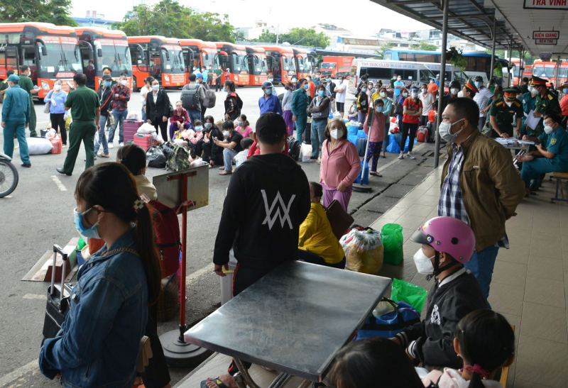 Người dân tiếp tục được hỗ trợ về quê theo phương án an toàn chống dịch -3