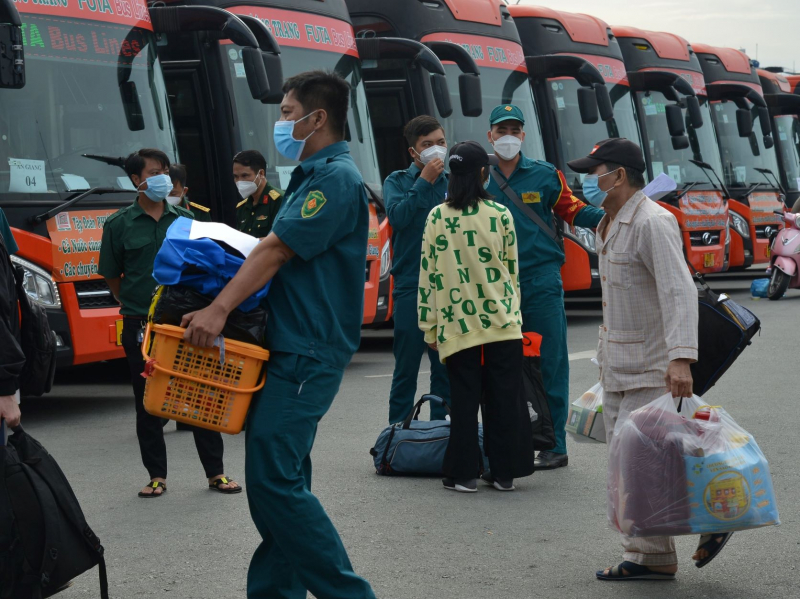 Người dân tiếp tục được hỗ trợ về quê theo phương án an toàn chống dịch -0