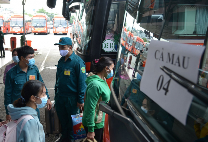 Người dân tiếp tục được hỗ trợ về quê theo phương án an toàn chống dịch -1