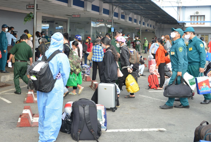 Người dân tiếp tục được hỗ trợ về quê theo phương án an toàn chống dịch -0