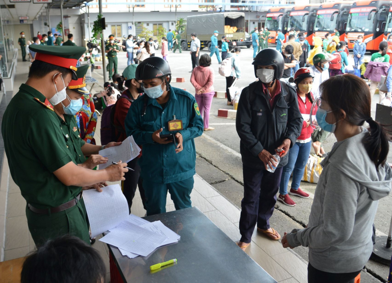 Người dân tiếp tục được hỗ trợ về quê theo phương án an toàn chống dịch -1