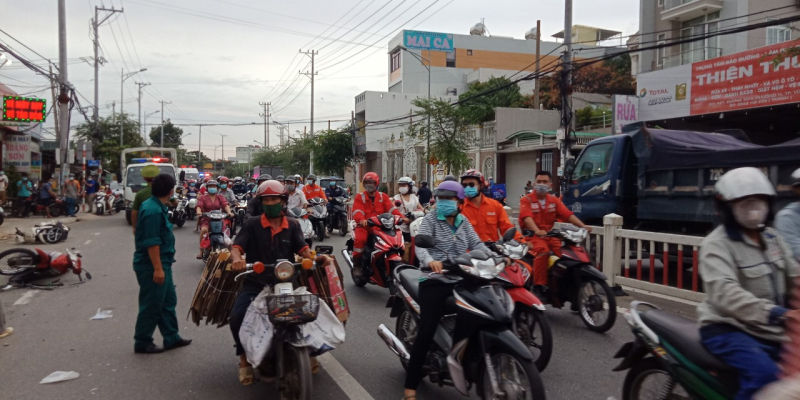 “Xế hộp” húc văng hàng loạt xe máy, nhiều người bị thương  -1