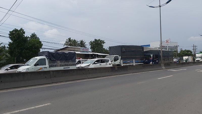 4 xe ô tô tông xe liên hoàn trên đường dẫn cao tốc TP HCM - Trung Lương -2