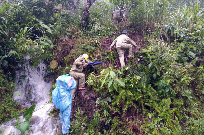 Sạt lở đường, 490 hộ dân vùng núi của tỉnh Quảng Ngãi bị cô lập -0