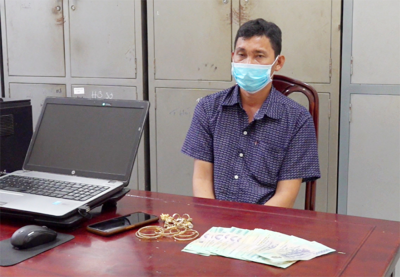  “Thợ đào mỏ” chôm trang sức của vợ hờ -0