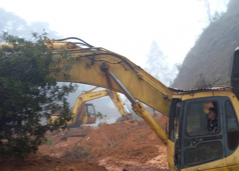 Thông tuyến đường Hồ Chí Minh qua Thừa Thiên-Huế sau sạt lở  -0