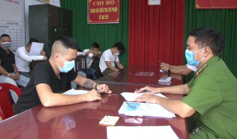 Nhóm nam, nữ thanh niên “bay lắc”, quản lý và nhân viên DJ dương tính với ma túy.  -0