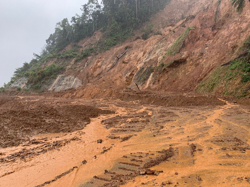 Thông tuyến đường Hồ Chí Minh qua Thừa Thiên-Huế sau sạt lở  -0