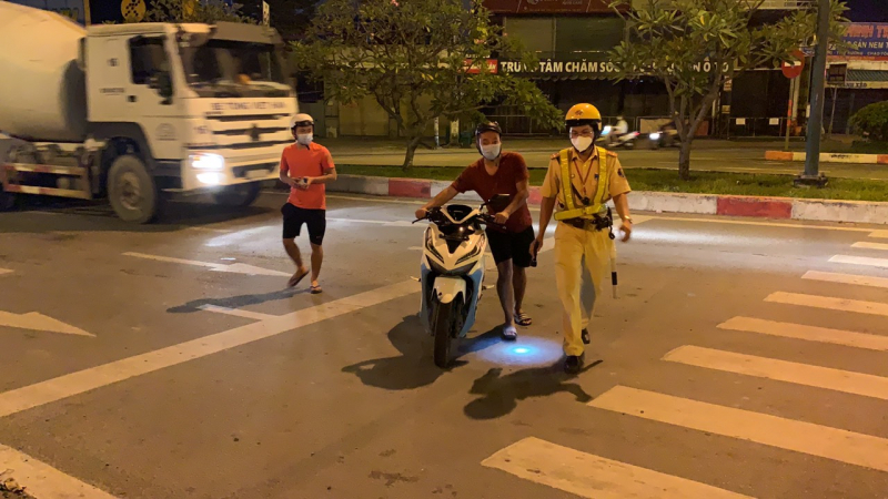 Ôm giấy phạt vì “quắc cần câu” khi quán nhậu được mở bán lại -0