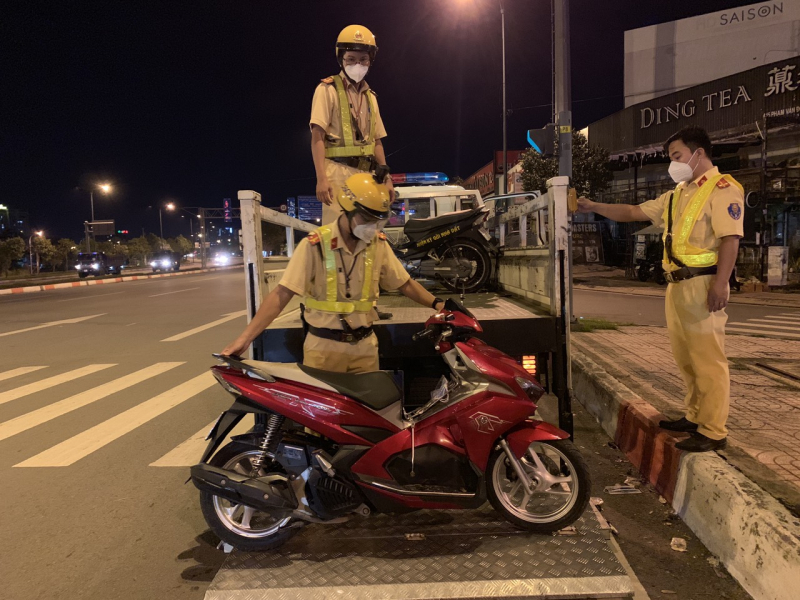 Ôm giấy phạt vì “quắc cần câu” khi quán nhậu được mở bán lại -1