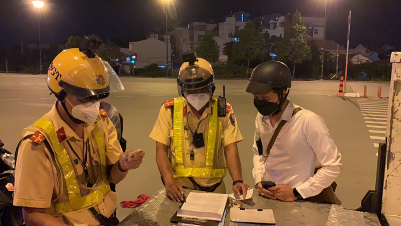 Ôm giấy phạt vì “quắc cần câu” khi quán nhậu được mở bán lại -2