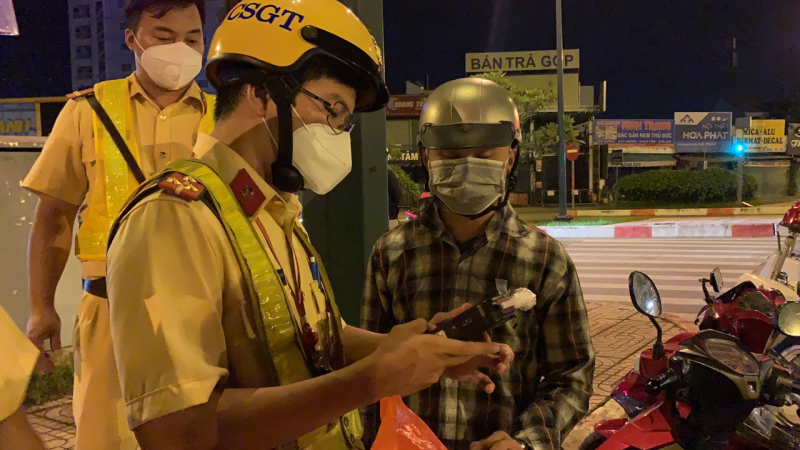 Ôm giấy phạt vì “quắc cần câu” khi quán nhậu được mở bán lại -3