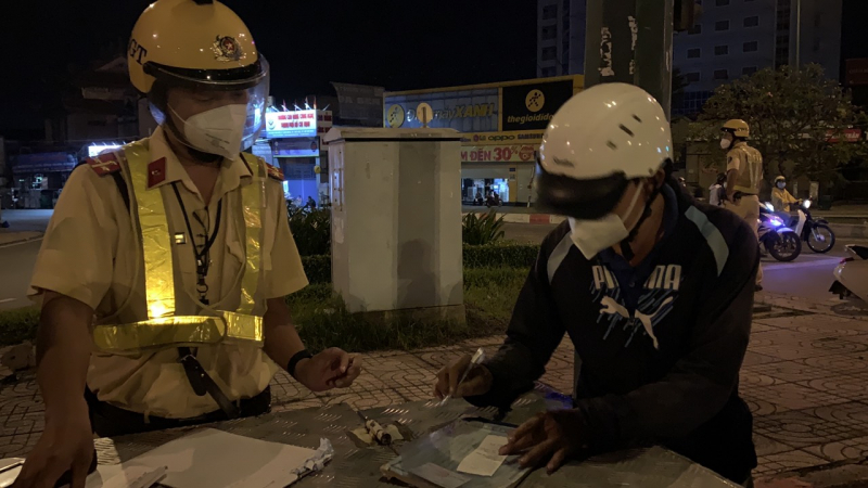 Ôm giấy phạt vì “quắc cần câu” khi quán nhậu được mở bán lại -4