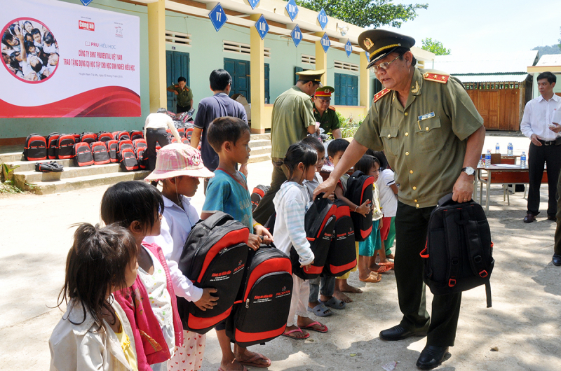 Tướng về hưu nặng lòng việc thiện -0