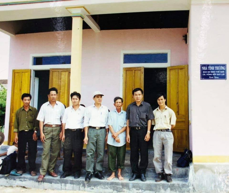 trao nhà cho gia đình có 6 người điên ngày 22-9-2001.jpg -0