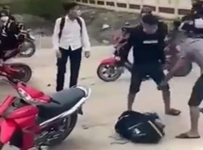 Nam sinh bị tấn công rất dã man trước cổng trường -0