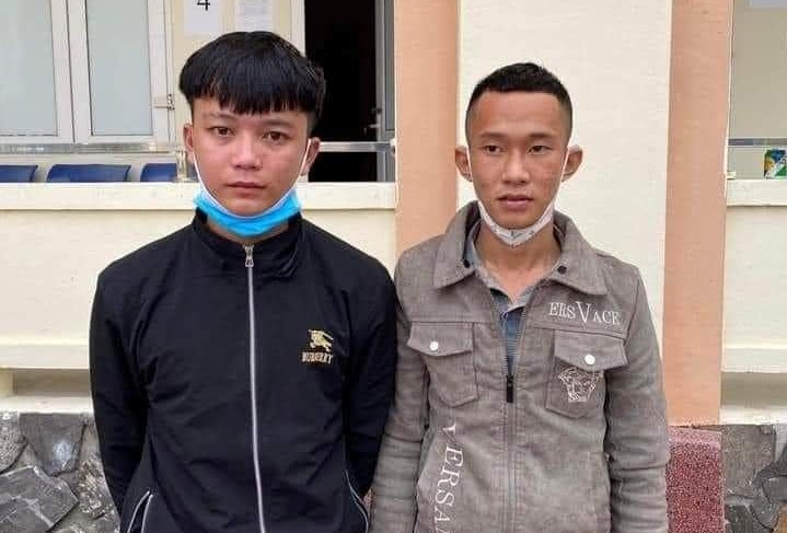Nam sinh bị tấn công rất dã man trước cổng trường -0