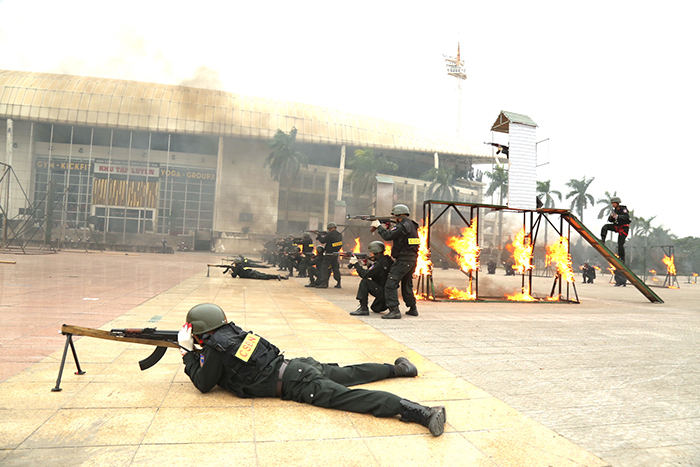 Cảnh sát cơ động mang vũ khí lên máy bay để tác chiến nhanh, kịp thời -0