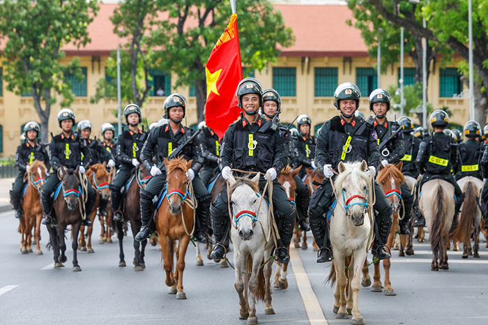 Cảnh sát cơ động mang vũ khí lên máy bay để tác chiến nhanh, kịp thời -0