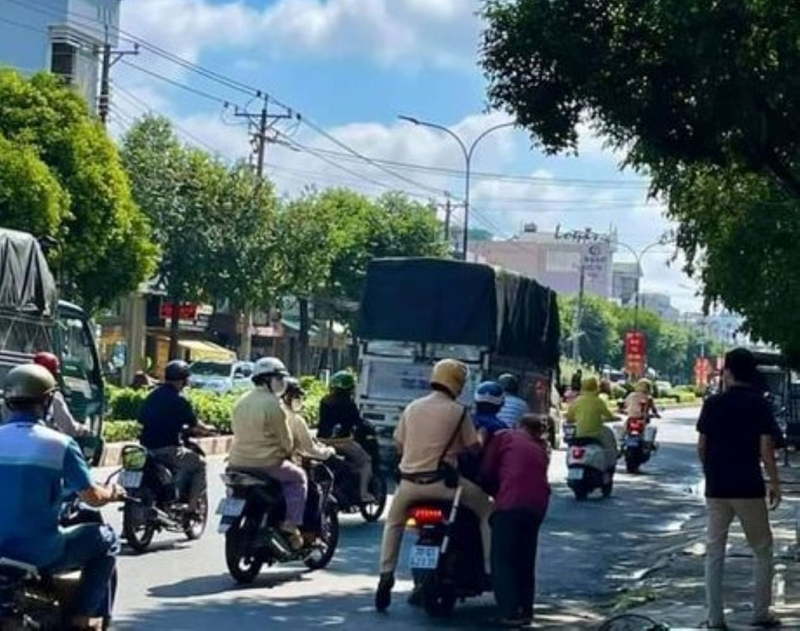 CSGT đưa sản phụ đi cấp cứu -0