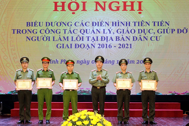 Biểu BIỂU DƯƠNG ĐIỂN HÌNH TIÊN TIẾN TRONG CÔNG TÁC QUẢN LÝ, GIÁO DỤC, GIÚP ĐỠ NGƯỜI LẦM LỖI TẠI ĐỊA BÀN DÂN CƯ -0