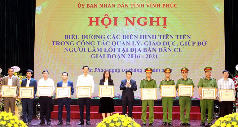 Biểu BIỂU DƯƠNG ĐIỂN HÌNH TIÊN TIẾN TRONG CÔNG TÁC QUẢN LÝ, GIÁO DỤC, GIÚP ĐỠ NGƯỜI LẦM LỖI TẠI ĐỊA BÀN DÂN CƯ -0