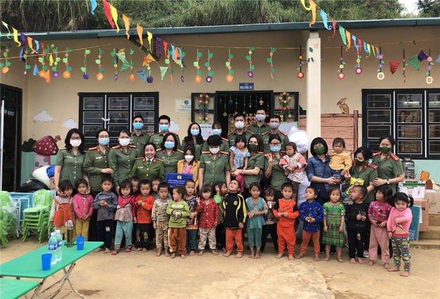 Meaningful gifts for students in Dien Bien Dong  -0