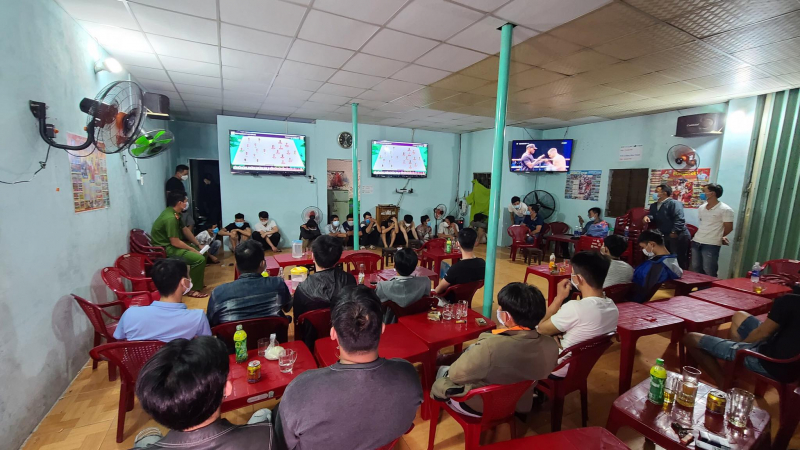 Triệt phá ổ đánh bạc bằng hình thức cá độ bóng đá trong quán café -0