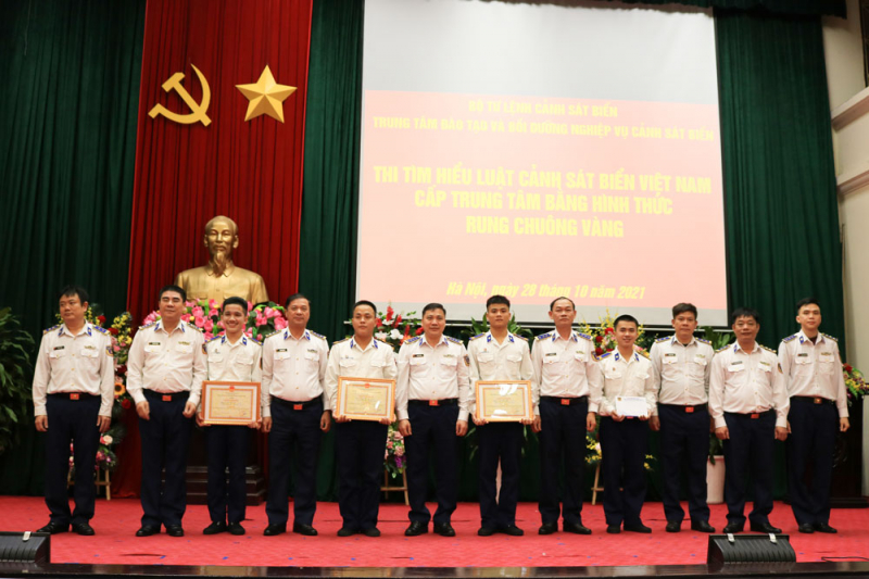 trao thưởng.jpg -0