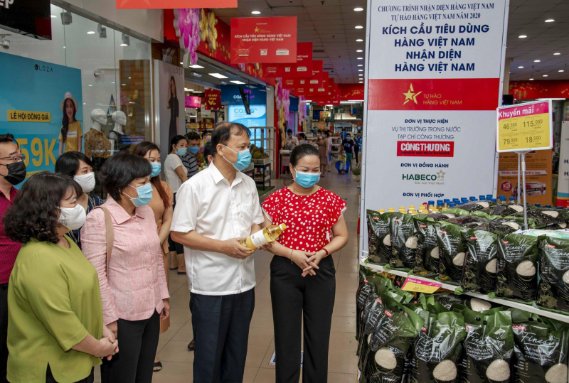 Tôn vinh “Hàng Việt Nam được người tiêu dùng yêu thích” năm 2021 -0